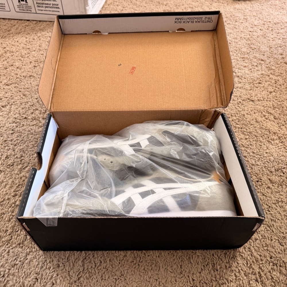 NWT Onitsuka Tiger Serrano – Burnt Olive / White - Picture 2 of 10